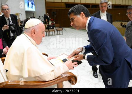 Vaticano, Vaticano. 22nd Set, 2022. Italia, Roma, Vaticano, 22/09/22 Papa Francesco parla in udienza ai partecipanti al Global Meeting di Deloitte nella sala Paolo VI in Vaticano. Foto di Vatican Media/Catholic Press Foto. LIMITATO AD USO EDITORIALE - NESSUN MARKETING - NESSUNA CAMPAGNA PUBBLICITARIA credito: Independent Photo Agency/Alamy Live News Foto Stock