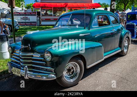 Falcon Heights, MN - 18 giugno 2022: Vista frontale in alto angolo di una Chevrolet Stylemaster Coupe 1947 ad una fiera di automobili locale. Foto Stock