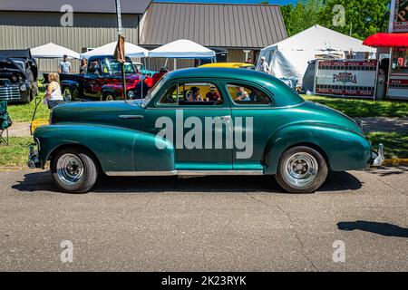 Falcon Heights, MN - 18 giugno 2022: Vista laterale in prospettiva alta di una Chevrolet Stylemaster Coupe 1947 in una fiera automobilistica locale. Foto Stock