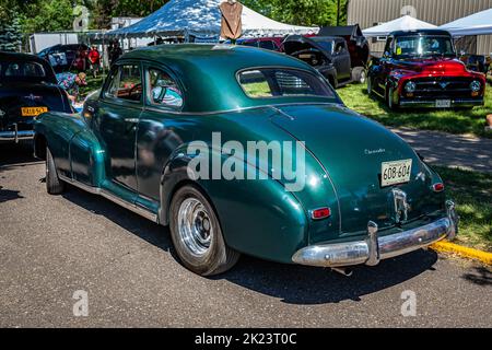 Falcon Heights, MN - 18 giugno 2022: Vista dall'alto dell'angolo posteriore di una Chevrolet Stylemaster Coupe 1947 in una fiera automobilistica locale. Foto Stock