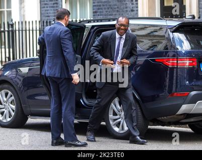 Londra, Regno Unito. 22nd Set, 2022. Il Cancelliere dello scacchiere, Kwasi Kwarteng, arriva in Downing Street. Domani consegnerà il suo Mini budget. Credit: Karl Black/Alamy Live News Foto Stock