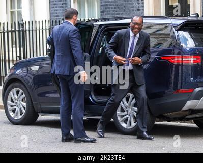 Londra, Regno Unito. 22nd Set, 2022. Il Cancelliere dello scacchiere, Kwasi Kwarteng, arriva in Downing Street. Domani consegnerà il suo Mini budget. Credit: Karl Black/Alamy Live News Foto Stock