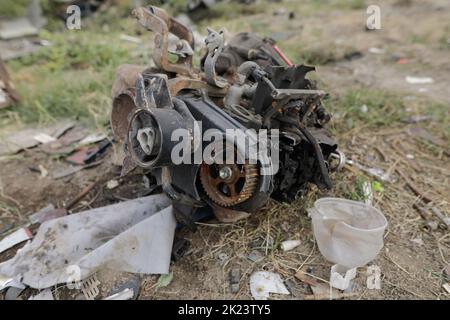 Sarulesti, Romania - 22 settembre 2022: Dettagli con motori auto a terra all'interno di un cantiere di rottamazione. Foto Stock