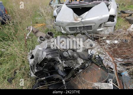 Sarulesti, Romania - 22 settembre 2022: Dettagli con motori auto a terra all'interno di un cantiere di rottamazione. Foto Stock