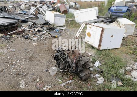 Sarulesti, Romania - 22 settembre 2022: Dettagli con motori auto a terra all'interno di un cantiere di rottamazione. Foto Stock