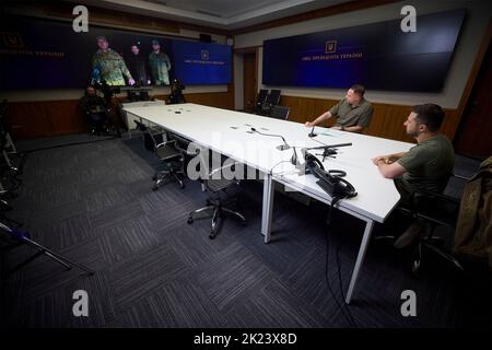 Kiev, Ucraina. 21st Set, 2022. Il presidente ucraino Volodymyr Zelenskyy, e capo dell'ufficio del presidente Andriy Yermak, ha lasciato, guarda via video uno scambio di prigionieri con la Russia dal Palazzo Mariinskyi, 21 settembre 2022 a Kyiv Ucraina. Lo scambio di 215 soldati ucraini tra cui 108 difensori di Azovstal e 10 combattenti stranieri è stata una sorpresa e ha coinvolto l'aiuto della Turchia e dell'Arabia Saudita. Credit: Ufficio stampa presidenziale Ucraina/Presidenza Ucraina/Alamy Live News Foto Stock