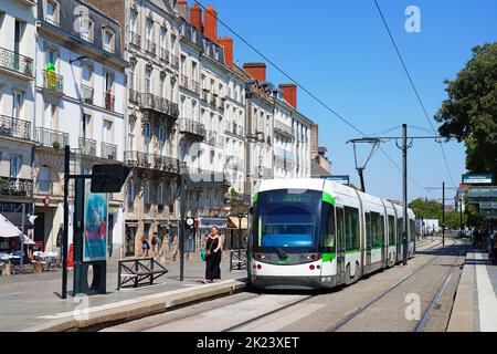 NANTES, FRANCIA -10 AGO 2022- Vista di un tram pubblico sulla strada nel centro di Nantes, Francia. Foto Stock