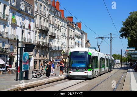 NANTES, FRANCIA -10 AGO 2022- Vista di un tram pubblico sulla strada nel centro di Nantes, Francia. Foto Stock