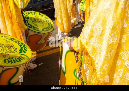 Goiânia, Goias, Brasile – 11 settembre 2022: Dettaglio di alcuni rivelatori che usano tamburi gialli durante i Congadas. Foto Stock