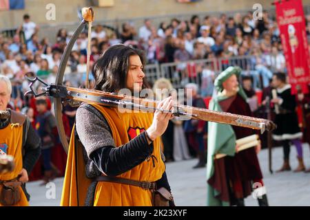 Italia, Sansepolcro (Arezzo), 11 settembre 2022 : Palio di Crossbow (Palio della balestra). Si tratta di un evento storico che si è tenuto continuamente Foto Stock