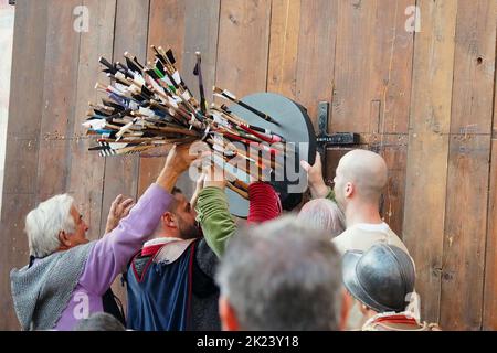 Italia, Sansepolcro (Arezzo), 11 settembre 2022 : Palio di Crossbow (Palio della balestra). Si tratta di un evento storico che si è tenuto continuamente Foto Stock