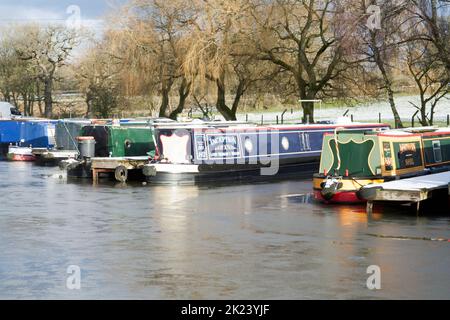 Barche strette ormeggiate lungo il canale congelato Macclesfield in una fredda giornata invernale all'Higher Poynton Cheshire Inghilterra Foto Stock