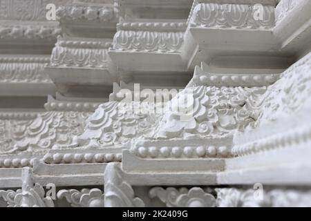 Splendidi disegni di stucco tradizionale tailandese su colonne, arte tailandese, colonne texture al Tempio e palazzo Foto Stock