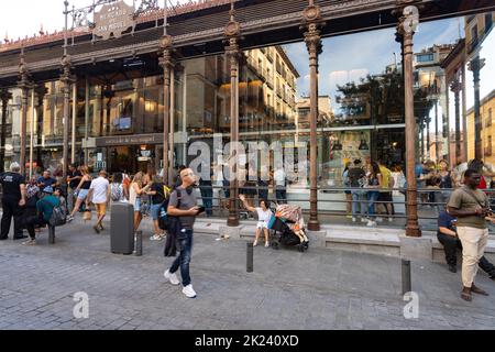 Madrid, Spagna, settembre 2022. Le persone che visitano il famoso mercato di San Miguel nel centro della città Foto Stock