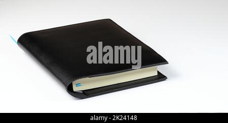 Notebook agenda Luxury Black Leather Diary, o libro degli appuntamenti con striscia di segnalibri isolata su sfondo bianco. Articolo di cancelleria. Foto Stock