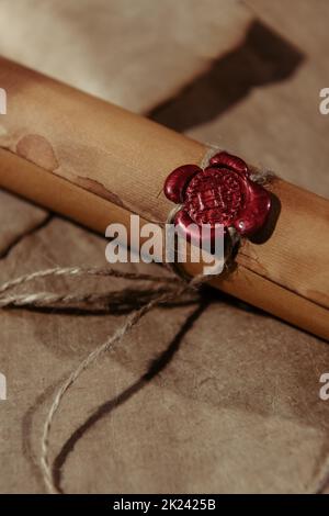 vista dall'alto dell'antico manoscritto stampato con sigillo in cera sulla superficie di carta artigianale, immagine di magazzino Foto Stock