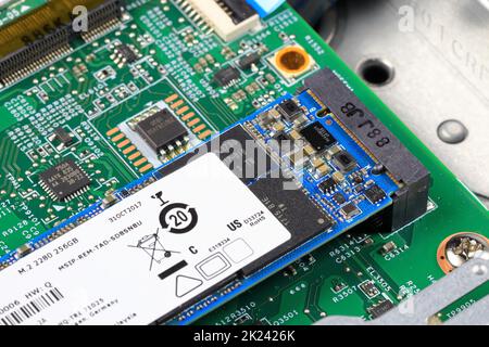 Installa l'apparecchiatura - SSD NVME prepara per l'installazione sulla scheda madre del computer, computer Repair Concept Close-up view, hardware. Foto Stock