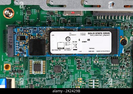 Installa l'apparecchiatura - SSD NVME prepara per l'installazione sulla scheda madre del computer, computer Repair Concept Close-up view, hardware. Foto Stock