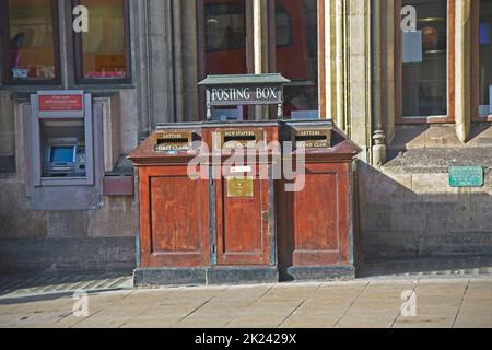 Cassetta postale antica a St Aldates, nel centro di Oxford Foto Stock