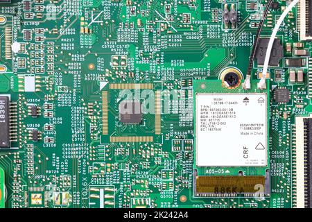 Scheda di rete wireless Mini pci o scheda wireless Mini PCI Express sulla scheda di circuito del computer vicino al microprocessore installato. Foto Stock
