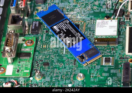 Installa l'apparecchiatura - SSD NVME prepara per l'installazione sulla scheda madre del computer, computer Repair Concept Close-up view, hardware. Foto Stock