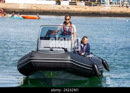 Tre persone su un gommone a Southampton, Regno Unito Foto Stock