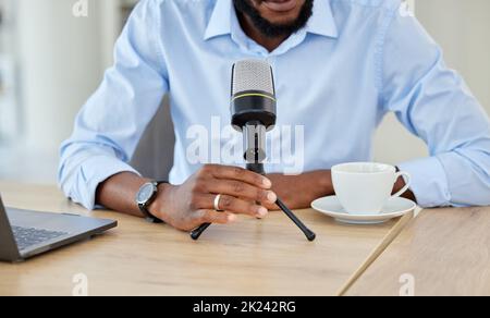 L'influencer e l'uomo d'affari registrano un podcast mentre parlano con un microfono per il suo talk show live in streaming. Blogger utilizzando apparecchiature audio e. Foto Stock