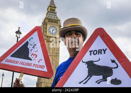 Londra, Regno Unito. 22nd Set, 2022. Steve Bray, spesso chiamato 'Stop Brexit Man' di Westminster, e un gruppo di manifestanti anti anti anti-governativi con bandiere e bandiere si radunano contro il governo conservatore, il costo della crisi vivente e restrizioni ai diritti dei lavoratori libertà di movimento al di fuori del Parlamento a Westminster oggi. Credit: Imageplotter/Alamy Live News Foto Stock