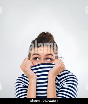 WOah che cosa era quello. Una giovane donna bella usando la sua camicia per coprire la sua bocca ed il naso. Foto Stock