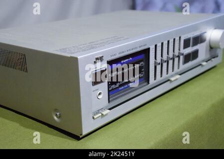Krasnodar, Russia - 1 novembre 2020: Amplificatore integrato classe super A. jvc AX-50. Attrezzature d'epoca del 80s. Foto Stock
