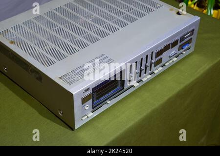 Krasnodar, Russia - 1 novembre 2020: Amplificatore integrato classe super A. jvc AX-50. Attrezzature d'epoca del 80s. Foto Stock