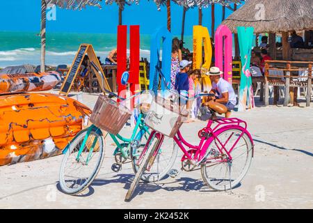 Holbox Messico 21. Dicembre 2021 lettere di benvenuto colorate e segno sulla splendida isola di Holbox sabbia e spiaggia con onde acque turchesi e blu Foto Stock