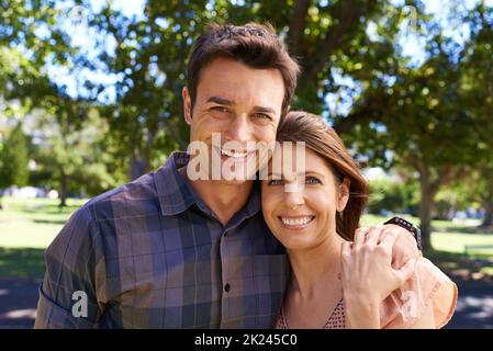 Approfittando di questa bella giornata insieme, una giovane coppia affettuosa nel parco. Foto Stock