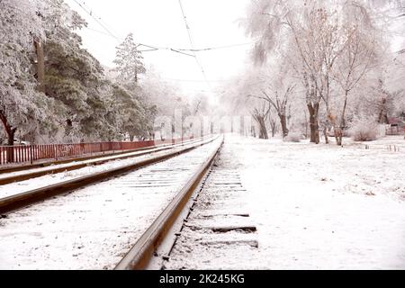 Piste innevate del tram nella città di Volgograd in Russia Foto Stock