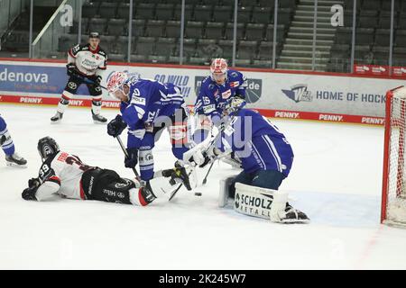 Torwart Goalie Joacim Eriksson (SERC Wild Wings) und Kollegen behielten den Überblick, Landon Ferraro (Kölner Haie) geht mit den Haien nach Verlängeru Foto Stock