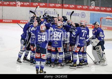 Freudenuel Kneel der Wild Wings nach dem 3:2 Sieg im Spiel der DEL, 40. Sptg.: SERC Wild Wings vs Kölner Haie Foto Stock