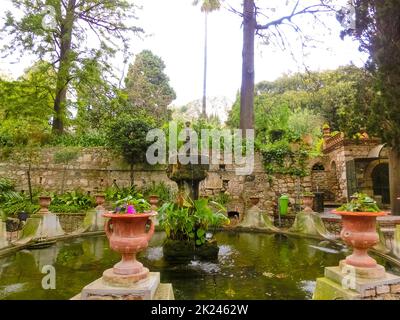 Costruzioni all interno del Parco giardini della villa comunale di Taormina, Sicilia, Italia Foto Stock