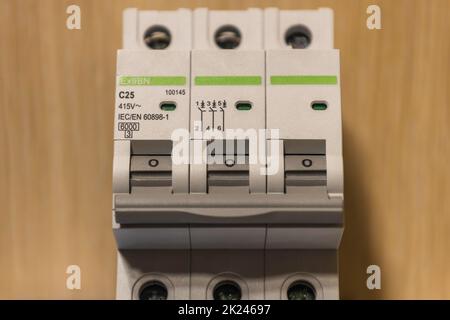 quadro di tensione con interruttori automatici. gruppo con fusibili automatici e quadro di comando con interruttori automatici. Foto Stock