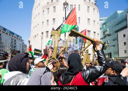 I partecipanti si riuniscono durante la “dimostrazione nazionale: FINE DELL’APARTHEID – PALESTINA LIBERA!” Vicino alla BBC Broadcasting House a Londra. Foto Stock