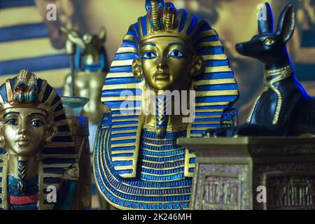 Ancora vita di statue del faraone tutankhamun tutankhamen re e. giacchetto mitologico anup in blu Foto Stock