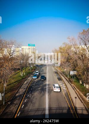 ALMATY, KAZAKHSTAN - 8 NOVEMBRE 2019: Vista dall'alto di Dulaty Street e del primo parco del presidente, Almaty, Kazakhstan. Foto Stock