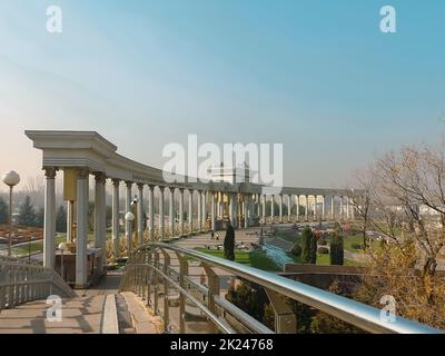 ALMATY, KAZAKISTAN - 8 NOVEMBRE 2019: Ingresso del primo Parco del Presidente, Almaty, Kazakistan. Foto Stock