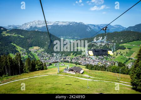 Seggiovia sopra il villaggio di la Clusaz in estate, Francia Foto Stock