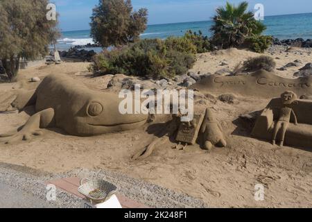 CRAN CANARIA, MELONERAS - 13. NOVEMBRE 2019: Sculture di sabbia sulla spiaggia di Meloneras, Spagna con iscrizione Gran Canaria Foto Stock
