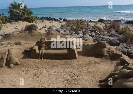 CRAN CANARIA, MELONERAS - 13. NOVEMBRE 2019: Sculture di sabbia sulla spiaggia di Meloneras, Spagna con iscrizione Gran Canaria Foto Stock