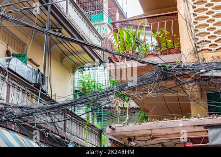 Caos assoluto dei cavi sulla pole di potenza tailandese a Bangkok Thailandia Città della Cina. Foto Stock