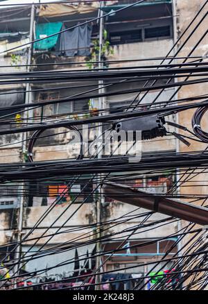 Caos assoluto dei cavi sulla pole di potenza tailandese a Bangkok Thailandia Città della Cina. Foto Stock