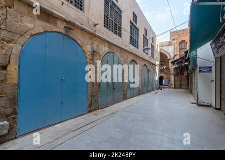 Vicolo presso il vecchio storico Mamluk era Khan al-Khalili famoso bazar e souq, con negozi chiusi durante il periodo di blocco Covid-19, il Cairo, Egitto Foto Stock