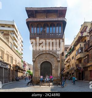 Cairo, Egitto - Giugno 26 2020: Moez Street con pochi visitatori locali e Sabil-Kuttab di Katkhuda edificio storico durante il periodo di blocco Covid-19, Gamali Foto Stock