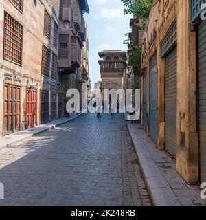 Cairo, Egitto - Giugno 26 2020: Moez Street con pochi visitatori locali e Sabil-Kuttab di Katkhuda Mamluk era edificio storico al lontano fine Covid-1 Foto Stock